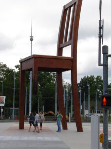 Сломанный Стул (Broken Chair) - монумент в Женеве